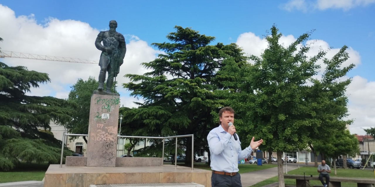 La fiesta comenz en el monumento a Alvaro Barros